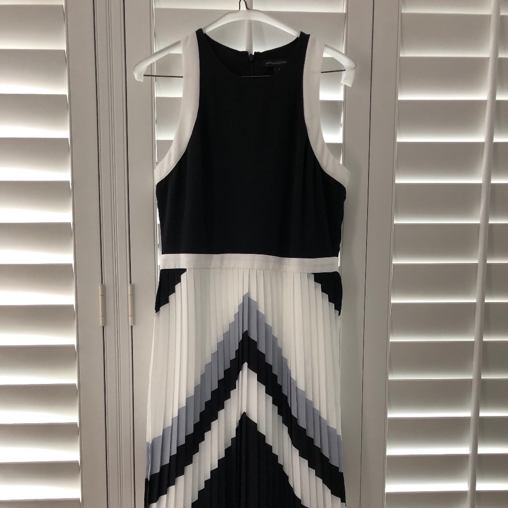 Banana Republic Chevron Pleated Midi Dress, Size 4